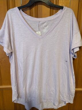Relaxed V-Neck Short Sleeve Tee in Light Lavender